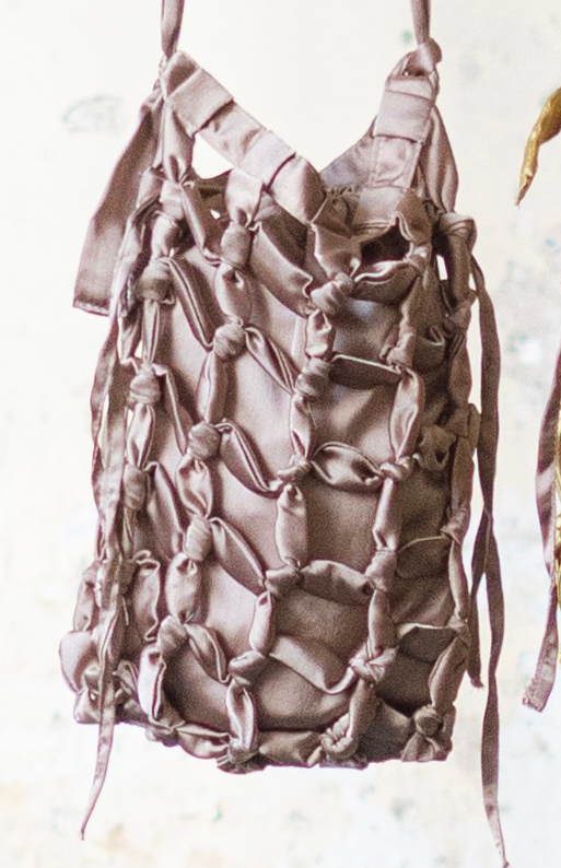 BOLSITO NUDOS BEIGE DE SKANDAL