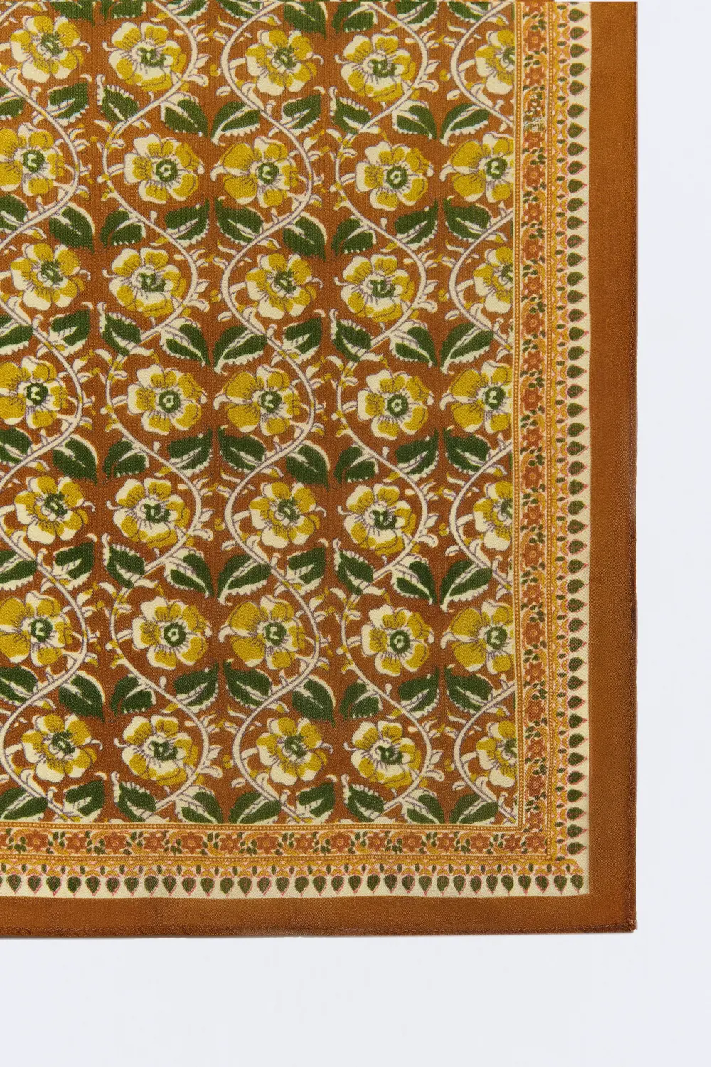 panuelo-camelia-estampado-detalles-silueteado-oi26-eseoese-3adl